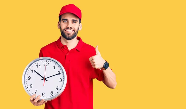 Jovem Homem Bonito Com Barba Vestindo Uniforme Entrega Segurando Grande — Fotografia de Stock