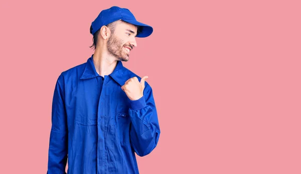 Jeune Homme Hispanique Portant Uniforme Peintre Souriant Avec Visage Heureux — Photo