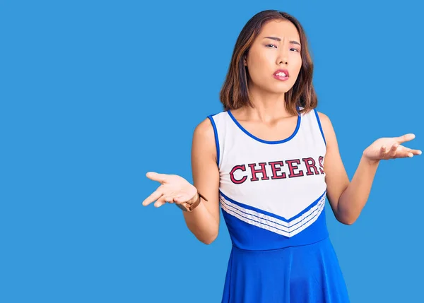 Młoda Piękna Chinka Mundurze Cheerleaderki Nieświadoma Zdezorientowana Otwartymi Ramionami Bez — Zdjęcie stockowe
