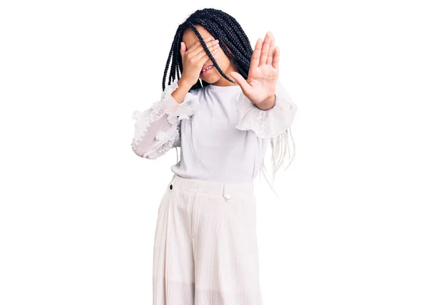 Χαριτωμένο Αφροαμερικανό Κορίτσι Φορώντας Casual Λευκό Μπλουζάκι Που Καλύπτει Μάτια — Φωτογραφία Αρχείου