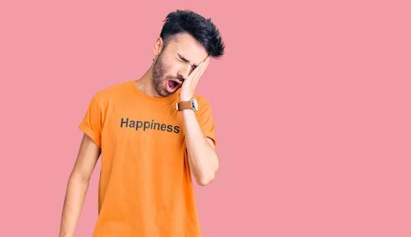Fiatal Spanyol Férfi Pólóban Boldog Szó Üzenettel Ásítozva Fáradt Fél — Stock Fotó