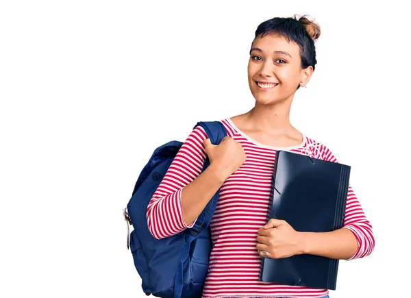 Νεαρή Γυναίκα Φορώντας Σακίδιο Μαθητή Κρατώντας Συνδετικό Υλικό Αναζητούν Θετική — Φωτογραφία Αρχείου