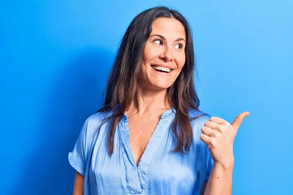 Joven Hermosa Morena Con Camiseta Casual Pie Sobre Fondo Azul — Foto de Stock