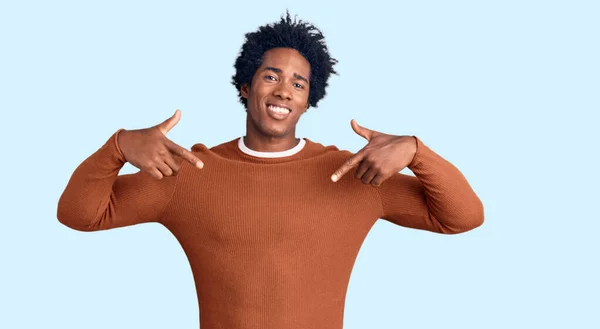 Schöner Afrikanisch Amerikanischer Mann Mit Afro Haaren Lässiger Kleidung Der — Stockfoto