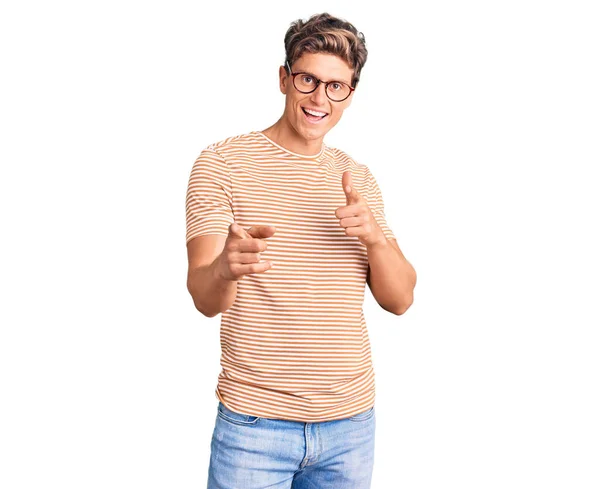 Homem Bonito Jovem Vestindo Roupas Casuais Óculos Apontando Dedos Para — Fotografia de Stock