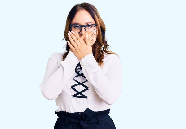 Joven Hermosa Mujer Caucásica Con Camisa Negocios Gafas Impactaron Cubriendo — Foto de Stock