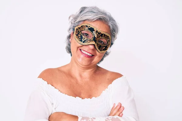 Ανώτερος Ισπανόφωνη Γκριζομάλλα Γυναίκα Φορώντας Βενετσιάνικη Μάσκα Καρναβαλιού Χαρούμενο Πρόσωπο — Φωτογραφία Αρχείου