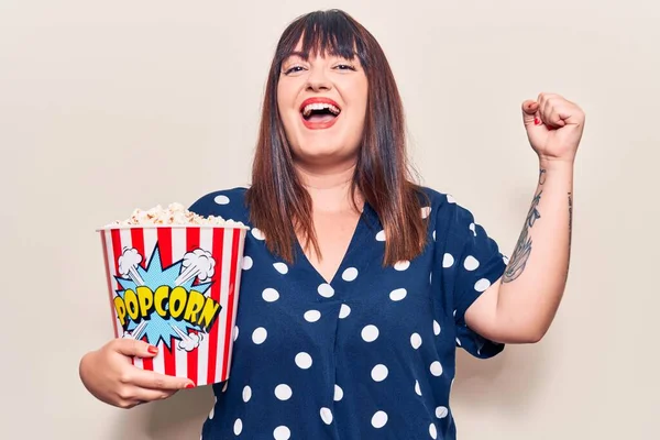 Young Size Woman Holding Popcorn Screaming Proud Celebrating Victory Success — Stock Photo, Image