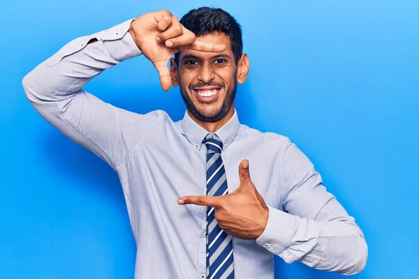Junger Lateinischer Mann Businesskleidung Lächelnd Mit Händen Und Fingern Mit — Stockfoto