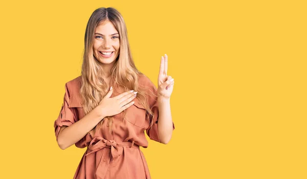 Mulher Branca Bonita Com Cabelo Loiro Vestindo Macacão Verão Sorrindo — Fotografia de Stock