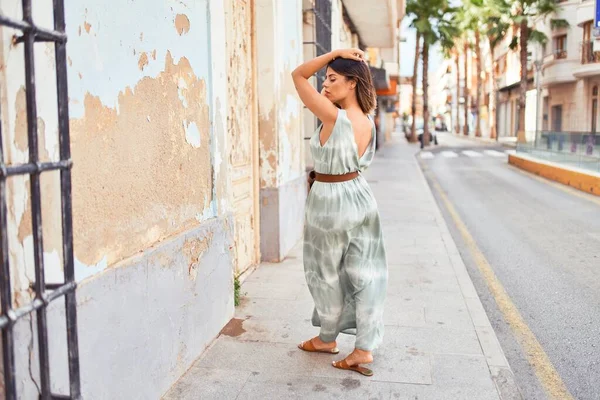 Schöne Junge Frau Modischen Klamotten Geht Die Straße Hinunter — Stockfoto