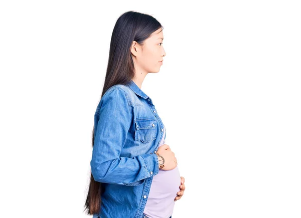 Joven Hermosa Mujer China Embarazada Esperando Bebé Mirando Lado Relajarse —  Fotos de Stock