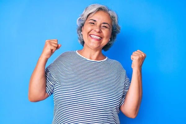 Ältere Hispanische Grauhaarige Frau Lässiger Kleidung Sehr Glücklich Und Aufgeregt — Stockfoto