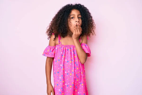 カジュアルなドレスを着て巻き毛を持つアフリカ系アメリカ人の子供は 手で口をカバー疲れあくび退屈 落ち着きもなく眠気もなく — ストック写真