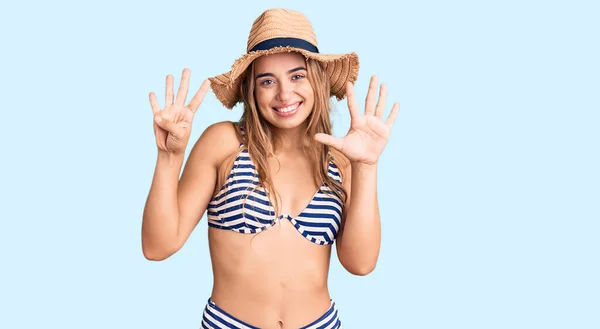 Fiatal Gyönyörű Szőke Bikiniben Kalapban Kilences Számú Ujjakkal Mutogatva Miközben — Stock Fotó