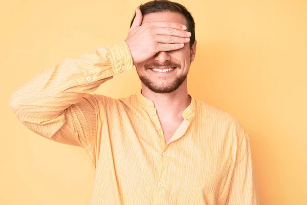 Joven Hombre Guapo Vistiendo Ropa Casual Sonriendo Riendo Con Mano — Foto de Stock