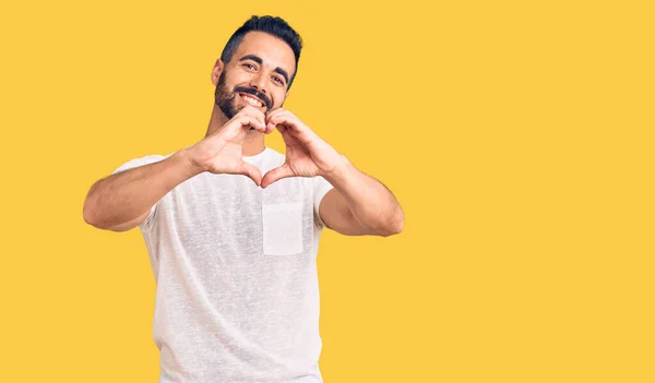 Ung Latinamerikansk Man Klädd Avslappnade Kläder Leende Kärlek Gör Hjärta — Stockfoto