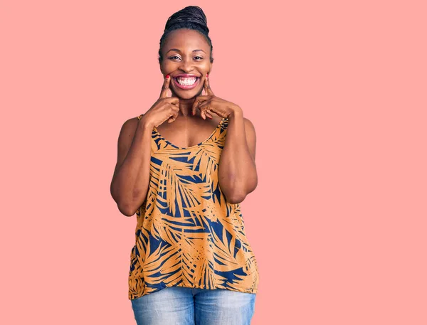 Junge Afrikanisch Amerikanische Frau Lässiger Kleidung Die Mit Offenem Mund — Stockfoto