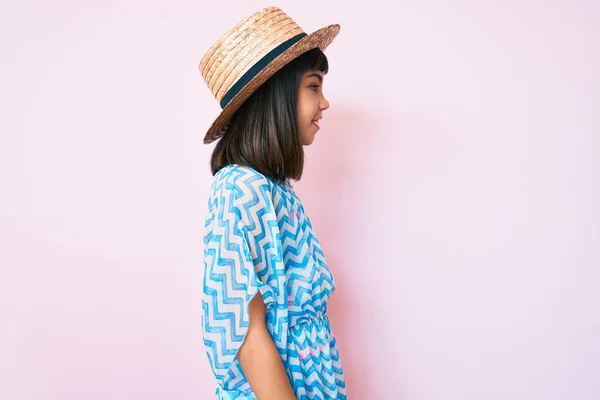 Niña Joven Con Bang Usando Vestido Verano Sombrero Mirando Costado — Foto de Stock