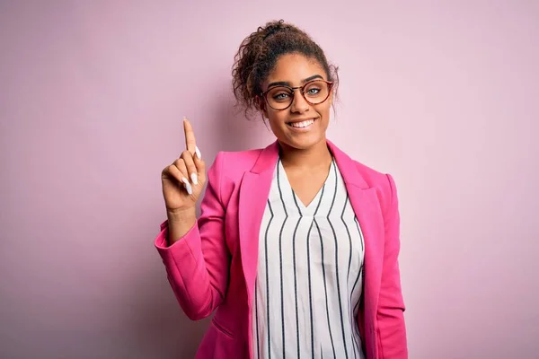 Belle Femme Affaires Afro Américaine Portant Une Veste Des Lunettes — Photo