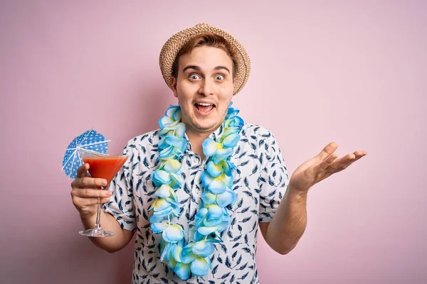 Ung Rödhårig Turist Man Semester Bär Hatt Och Hawaiian Lei — Stockfoto