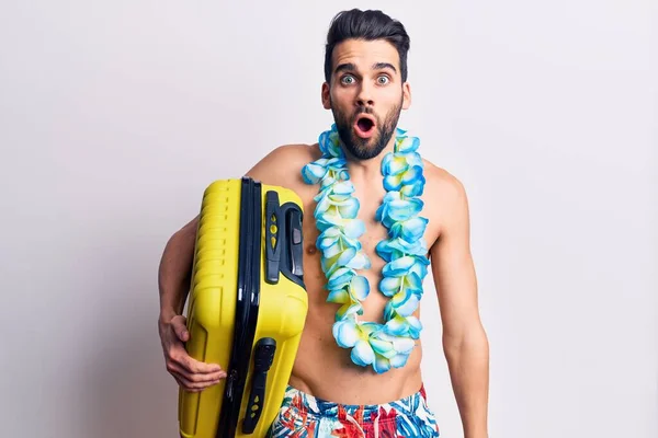 Joven Hombre Guapo Con Barba Con Traje Baño Lei Hawaiano — Foto de Stock