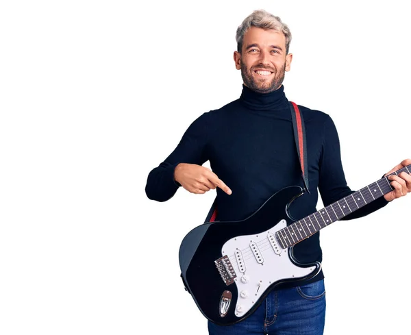 Ung Snygg Blond Man Spelar Elgitarr Leende Glad Pekar Med — Stockfoto