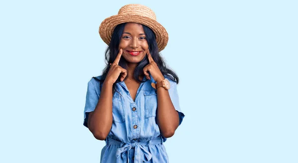 Chica India Joven Con Sombrero Verano Sonriendo Con Boca Abierta — Foto de Stock