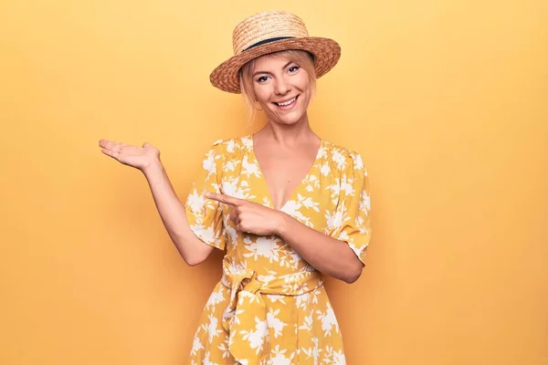 Piękna Blondynka Wakacjach Ubrana Letni Kapelusz Sukienkę Żółtym Tle Zdumiona — Zdjęcie stockowe