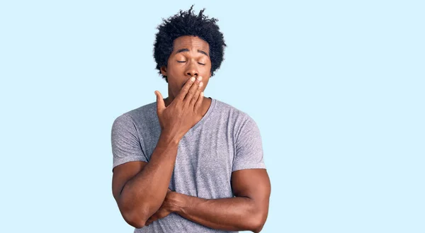 Bonito Homem Americano Africano Com Cabelo Afro Vestindo Roupas Casuais — Fotografia de Stock