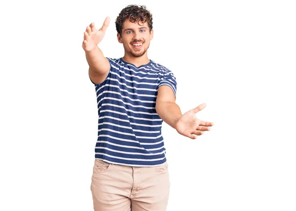 Homem Bonito Jovem Com Cabelo Encaracolado Vestindo Roupas Casuais Olhando — Fotografia de Stock