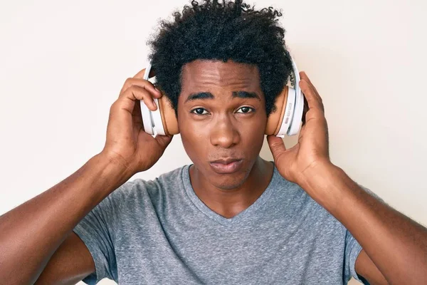 Jóképű Afro Amerikai Férfi Afro Hajjal Zenét Hallgat Fejhallgatóval Depressziós — Stock Fotó