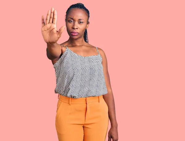 Jonge Afro Amerikaanse Vrouw Casual Kleding Doet Stoppen Met Zingen — Stockfoto