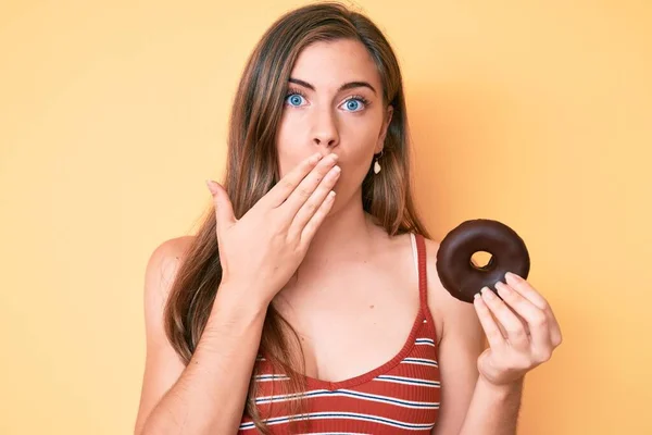 Schöne Junge Kaukasische Frau Mit Donut Der Mund Mit Der — Stockfoto