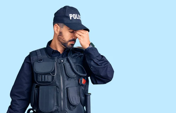 Ung Latinamerikansk Man Polisuniform Trött Gnugga Näsa Och Ögon Känsla — Stockfoto