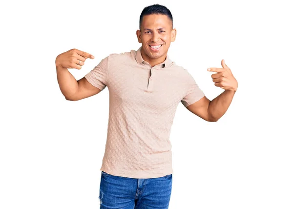 Junger Gutaussehender Lateinischer Mann Lässiger Kleidung Sieht Selbstbewusst Aus Mit — Stockfoto