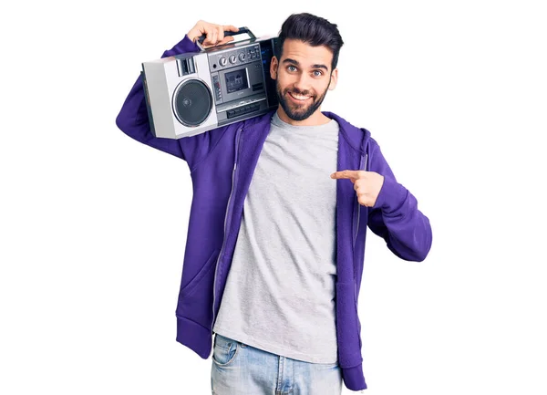 Jeune Homme Beau Avec Barbe Écoutant Musique Aide Une Boombox — Photo