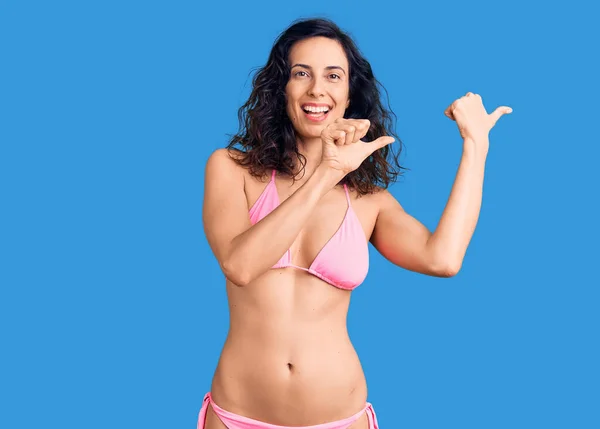 Jeune Belle Femme Hispanique Portant Bikini Pointant Dos Derrière Avec — Photo