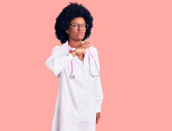 Mujer Afroamericana Joven Vistiendo Abrigo Médico Estetoscopio Degollando Con Mano — Foto de Stock