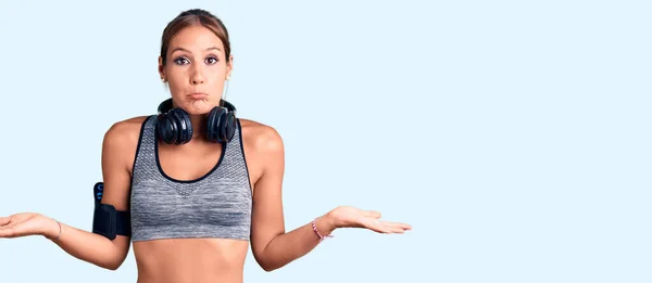 Ung Vacker Latinamerikansk Kvinna Klädd Gympakläder Och Med Hörlurar Ledsna — Stockfoto