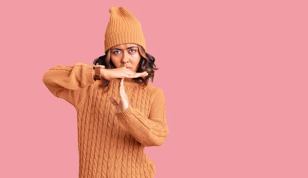 스웨터를 모자를 아름다운 여성은 좌절하고 얼굴로 손으로 몸짓을 시간을 보내고 — 스톡 사진