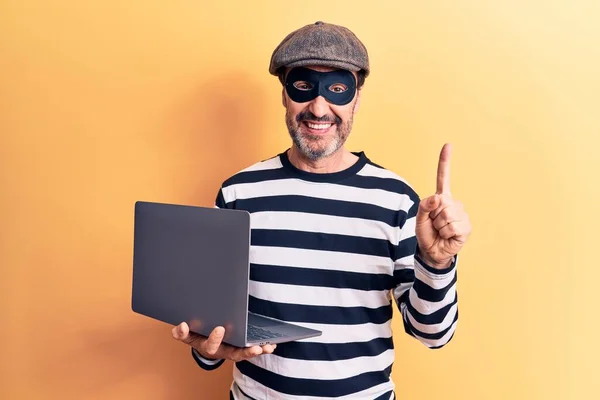 Homem Ladrão Bonito Meia Idade Usando Boné Máscara Usando Laptop — Fotografia de Stock