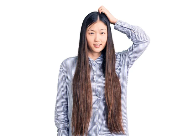 Jonge Mooie Chinese Vrouw Draagt Casual Shirt Verwarren Vragen Zich — Stockfoto