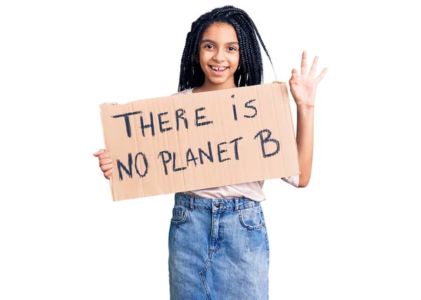 Menina Afro Americana Bonito Segurando Não Banner Planeta Fazendo Sinal — Fotografia de Stock