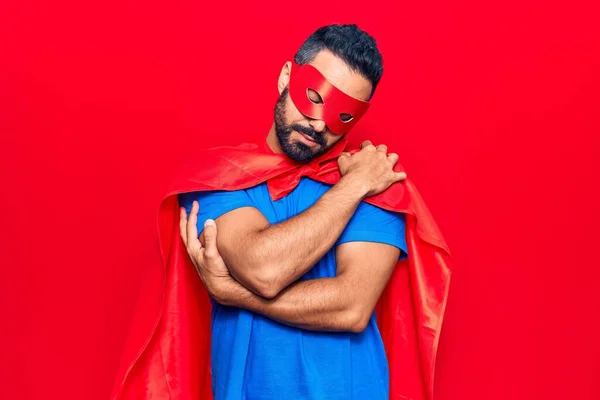 Homem Hispânico Jovem Vestindo Traje Super Herói Abraçando Feliz Positivo — Fotografia de Stock