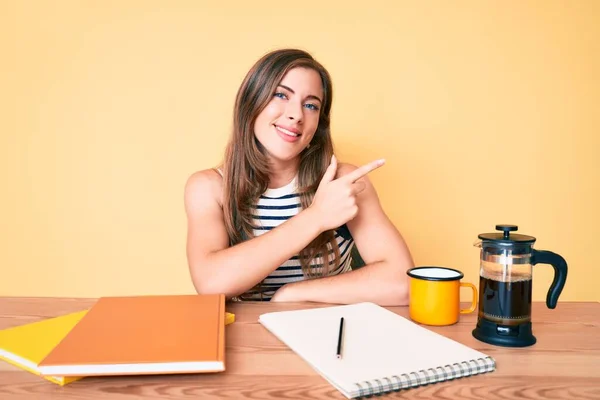 Bella Giovane Donna Caucasica Seduta Sul Tavolo Stuying Università Sorridente — Foto Stock