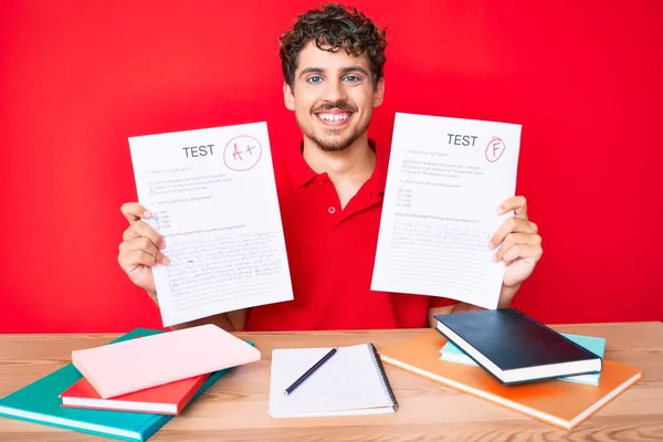 Ung Kaukasisk Man Med Lockigt Hår Visar Godkänd Examen Sitter — Stockfoto