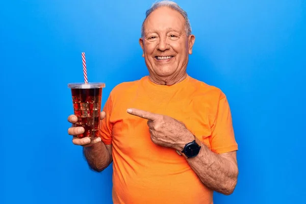 Senior Knappe Grijsharige Man Drinken Cola Verfrissing Drank Blauwe Achtergrond — Stockfoto