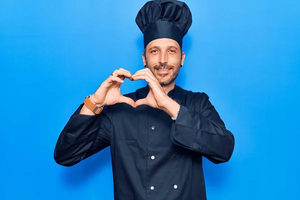 Joven Hombre Guapo Con Uniforme Cocina Sonriendo Amor Haciendo Forma — Foto de Stock