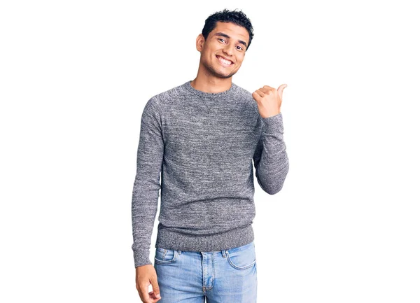 Jovem Hispânico Bonito Vestindo Camisola Casual Sorrindo Com Rosto Feliz — Fotografia de Stock